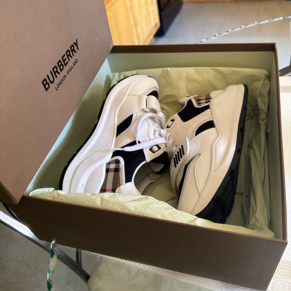 Burberry Men’s white Ramsey Sneakers
